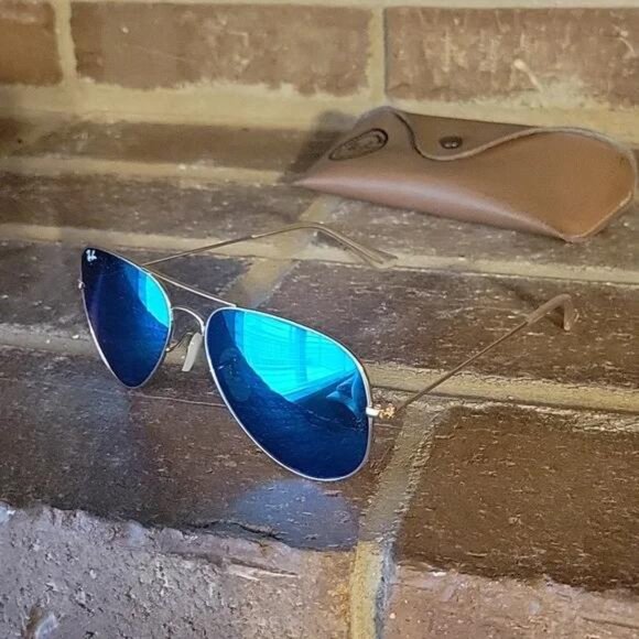 Ray-Ban Unisex Gold Frame Aviator Sunglasses With Case main image 3